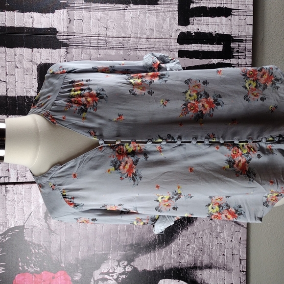 Torrid Gray Floral Challis Button Up Blouse EUC - Picture 3 of 5